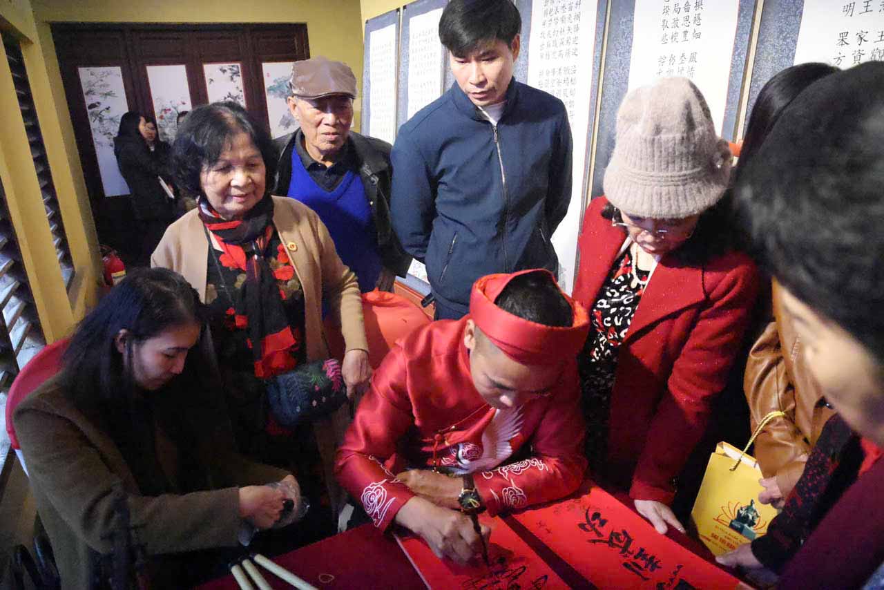 Xem viet thu phap tai chuong trinh trung bay. Anh: Van Hoa.