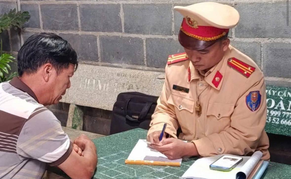 The authorities handled the bus driver who recklessly overtook on the road. Photo: Provided by the police