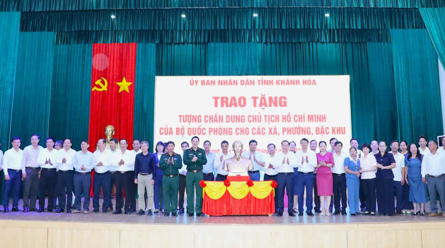 Viec trao tang va tiep nhan Tuong Chu tich Ho Chi Minh hom nay co y nghia sau sac voi cac don vi hanh chinh cap xa, phuong, dac khu tinh Khanh Hoa. Anh: Phuong Linh