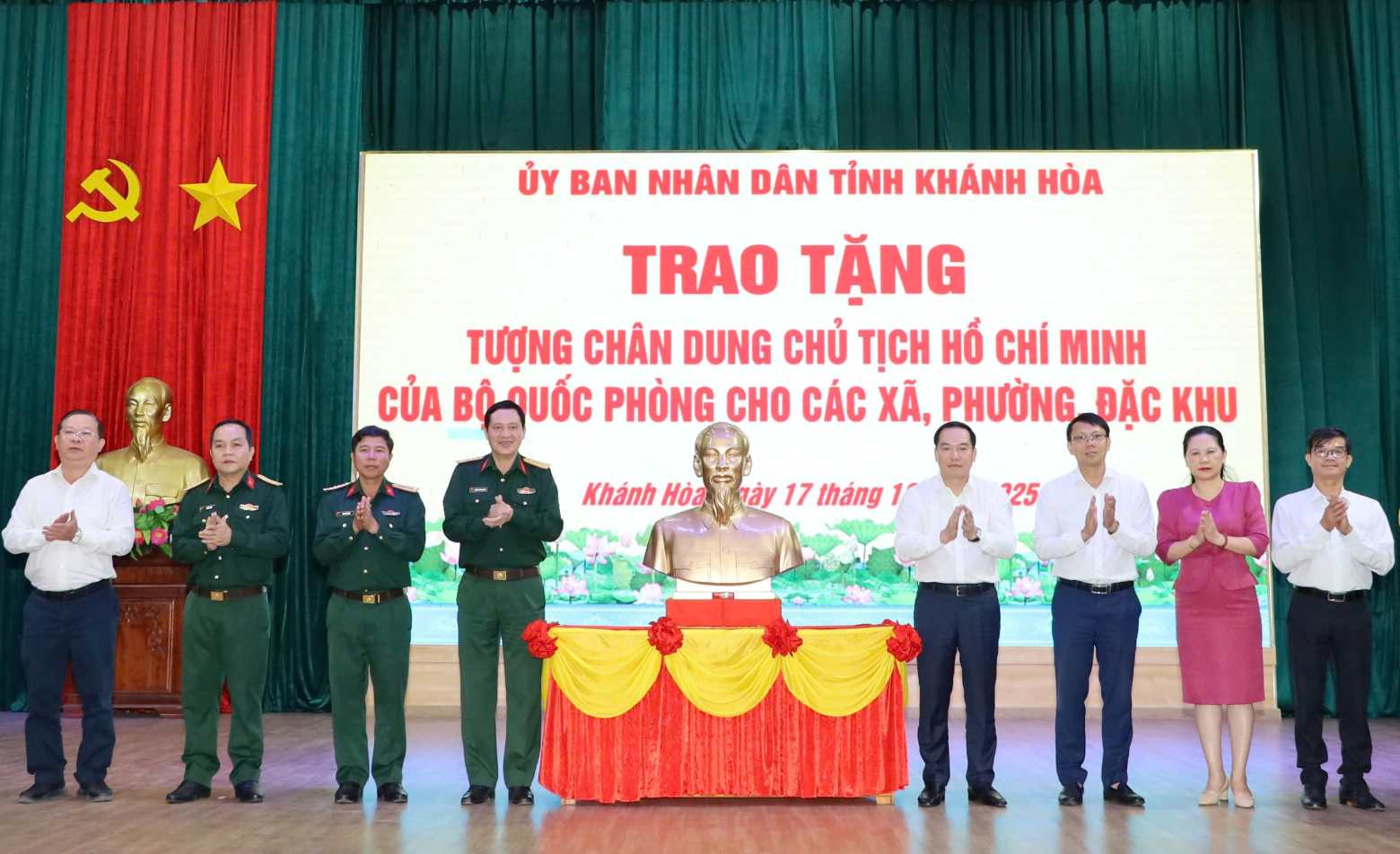 The Ministry of National Defense presented Uncle Ho's statues to communes, wards and special zones in Khanh Hoa. Photo: Phuong Linh