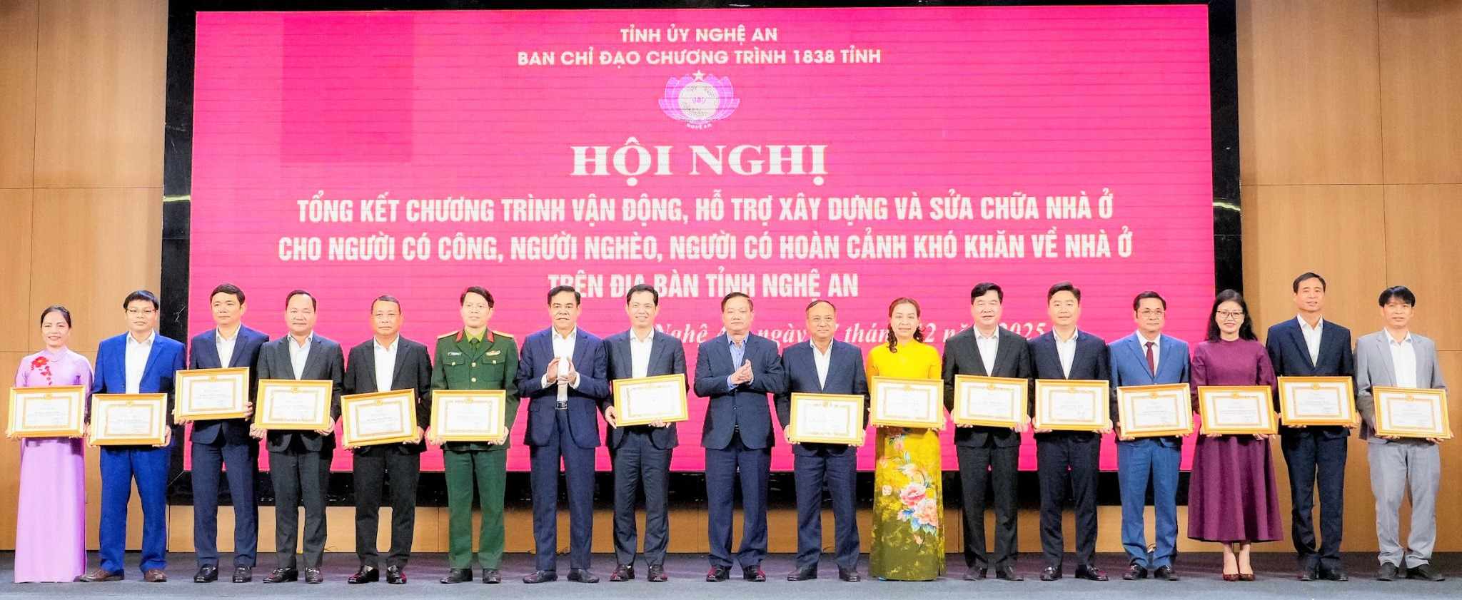The leaders of Nghe An province presented Certificates of Merit from the Provincial Party Committee Standing Committee to 15 collectives with outstanding achievements in the 1838 Program. Photo: Pham Bang