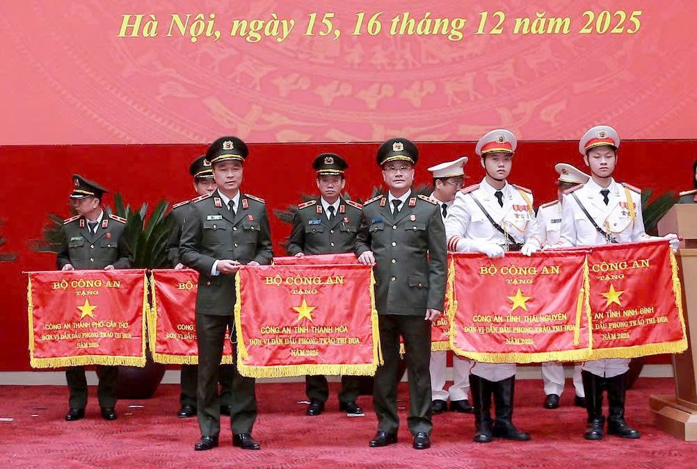 Dai dien lanh dao Bo Cong an trao tang Co “Don vi dan dau phong trao thi dua” nam 2025 cho Cong an tinh Thanh Hoa . Anh: Cong an Thanh Hoa