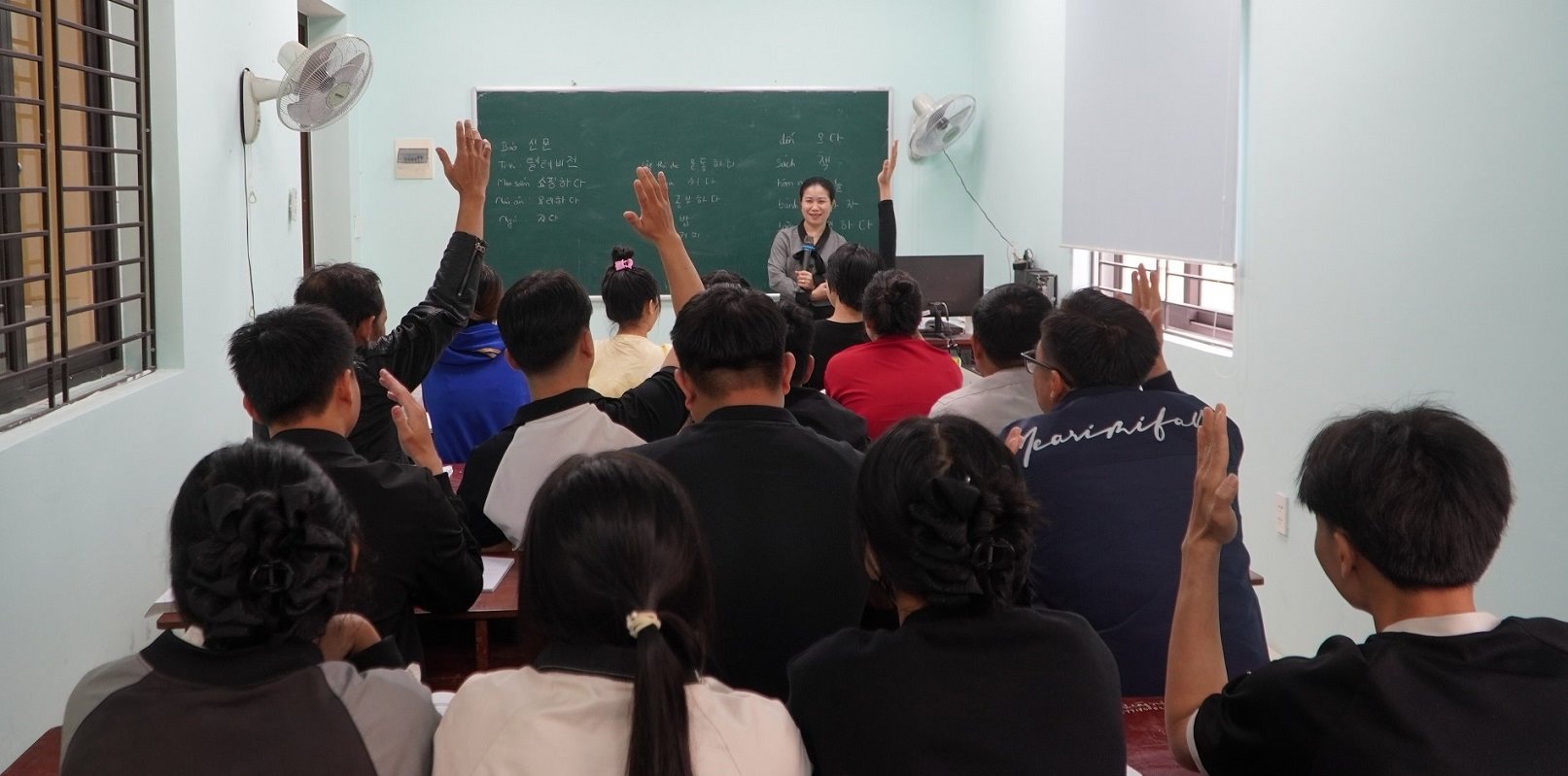 Lop hoc tieng Nhat duoc to chuc ngay tai xa, giup nguoi dan o xa Son Tay Thuong thuan loi hon trong viec di lai, giam duoc nhieu chi phi. Anh: Vien Nguyen