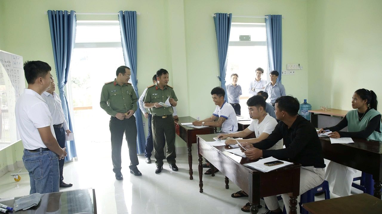 Lanh dao Cong an tinh tham hoi, dong vien hoc vien lop dao tao tieng Nhat tai xa Son Tay Thuong. Anh: Vien Nguyen