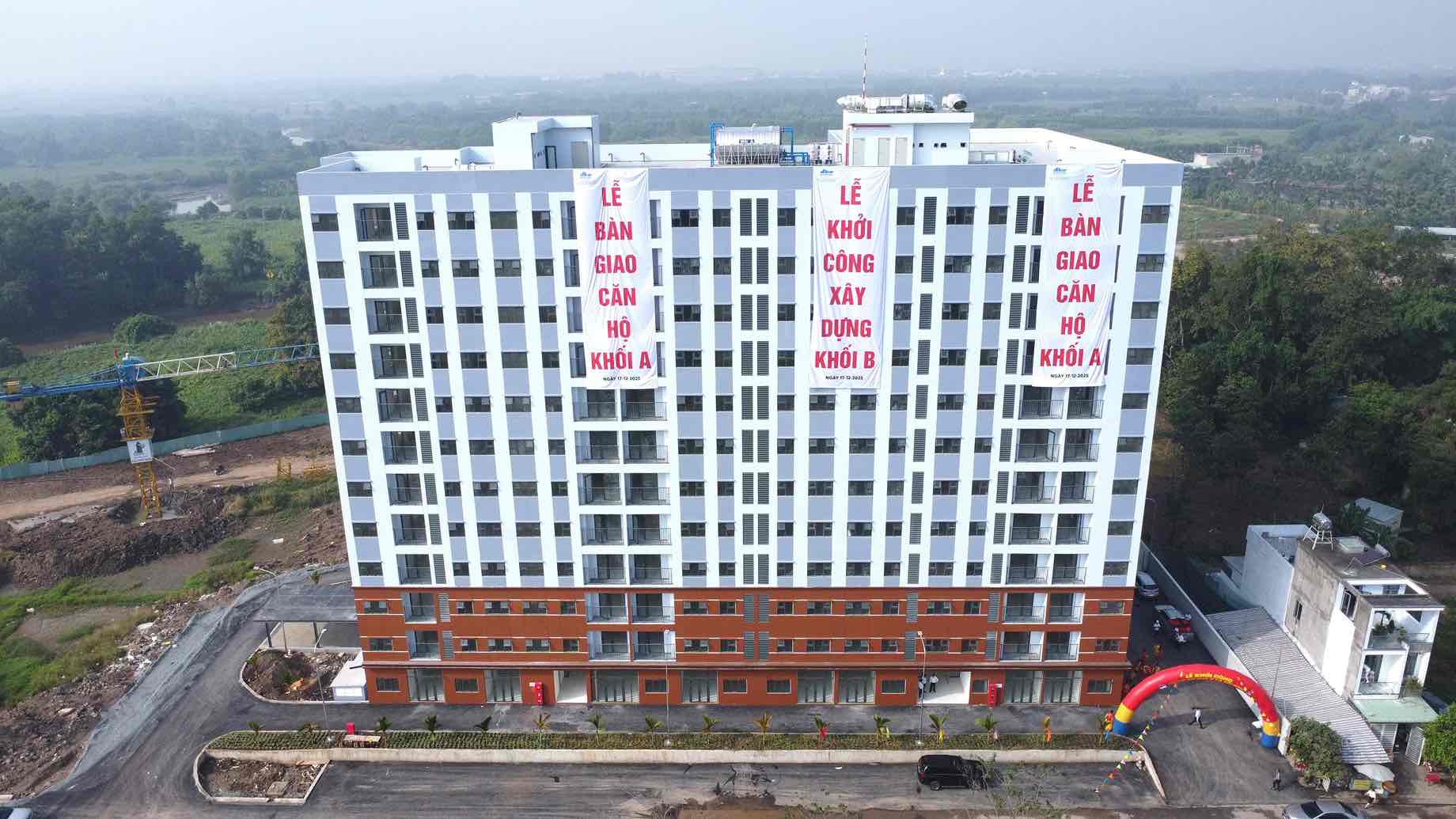 Social housing apartment building block A, part of the Residential Area and Resettlement Project in Phuoc Tan ward, Dong Nai province, has had many households receive houses handed over. Photo: HAC