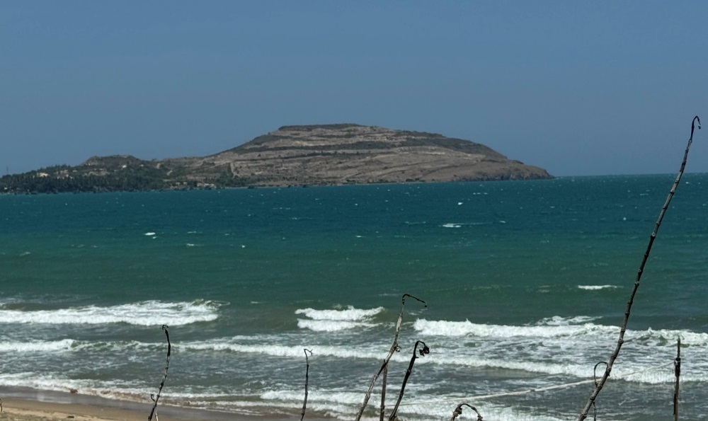 Doi Hon Rom co dia the dep, nam ven bien. Anh: Duy Tuan 