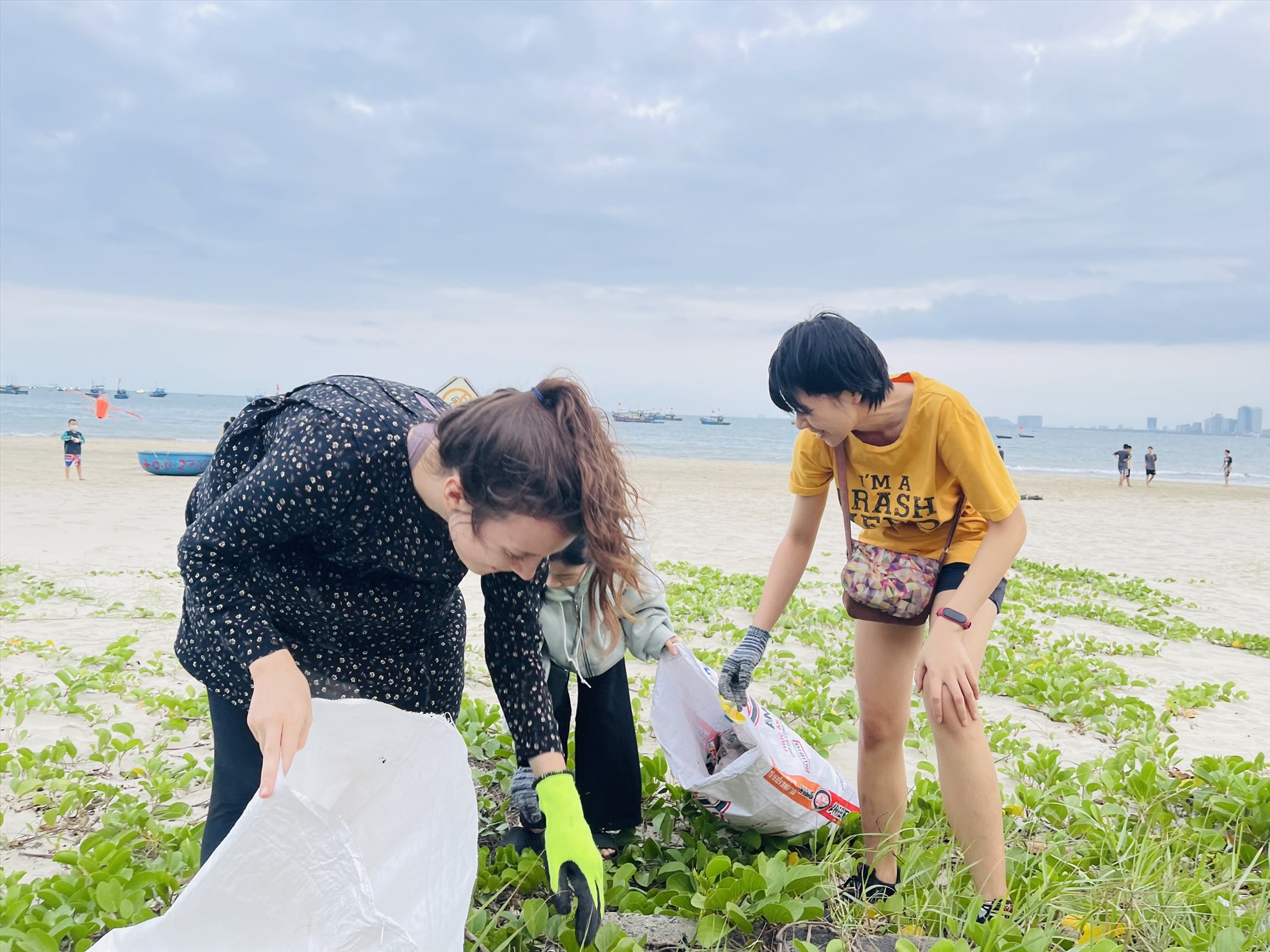 Khach Tay don rac tren bo bien Da Nang. Anh: Mai Huong