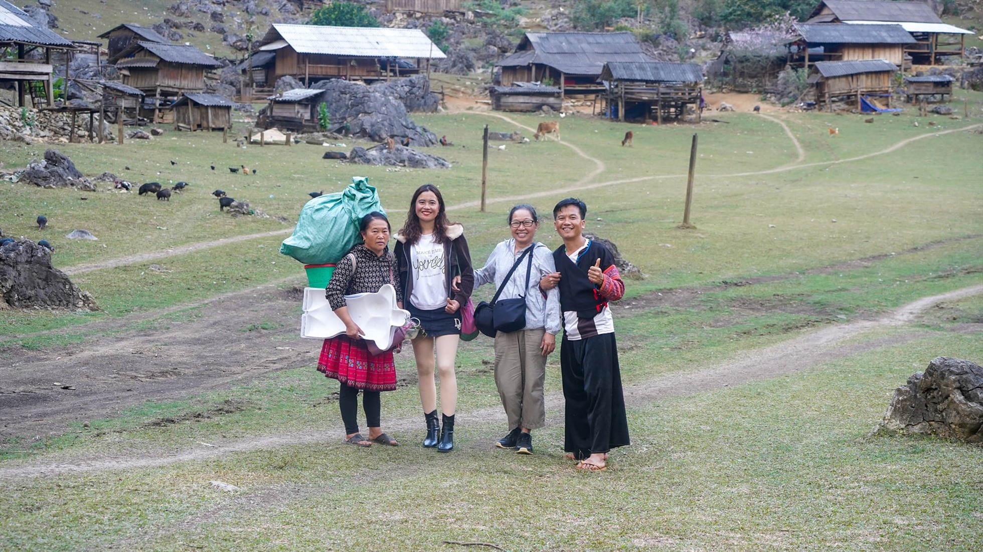 A Chu (ngoai cung, phai), nguoi H'Mong tien phong cua ban Hua Tat lam du lich cong dong. Anh: Minh Nguyen