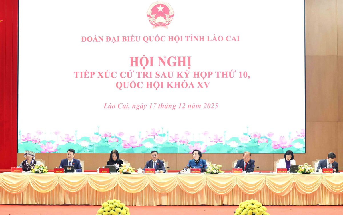 Doan dai bieu Quoc hoi tinh Lao Cai tiep xuc cu tri sau Ky hop thu 10. Anh: Phuong Hoa - TTXVN