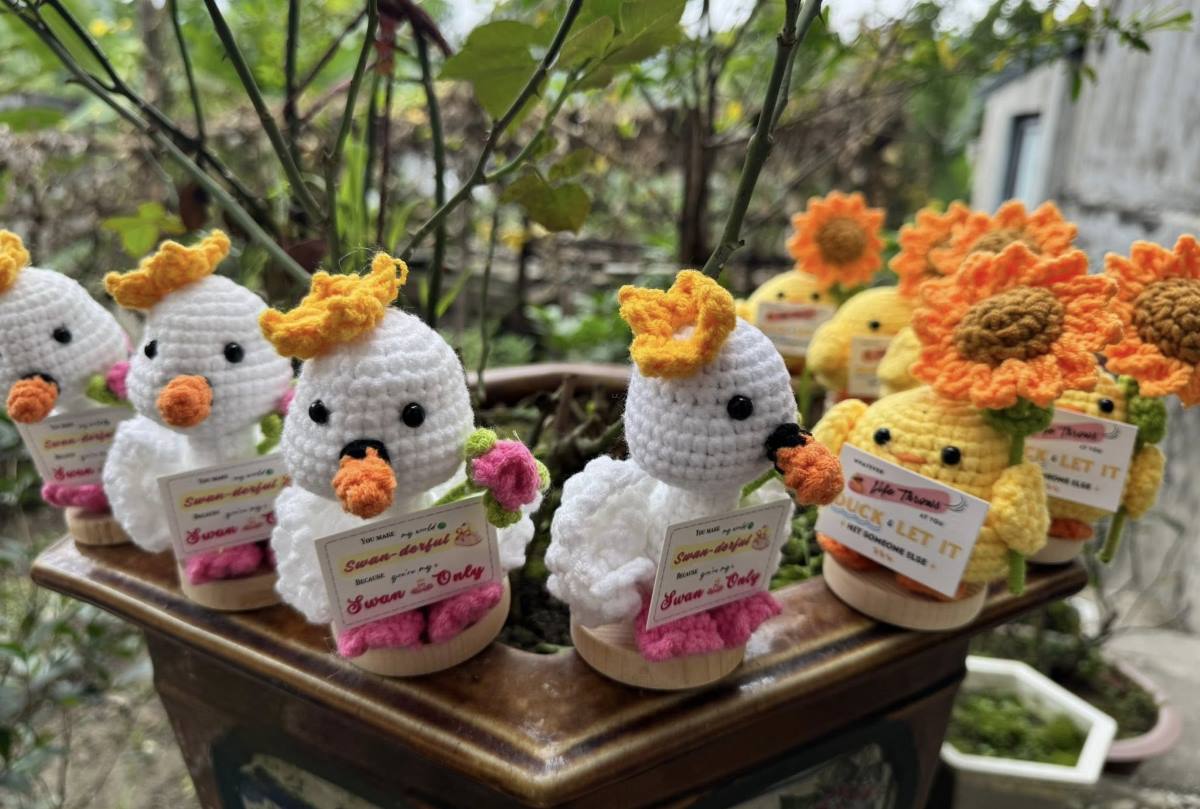 Hang dan moc do cac tho theu la phu nu dan toc Dao Thanh Y va phu nu yeu the tai Linh's Crochet lam. Anh: Linh's Crochet