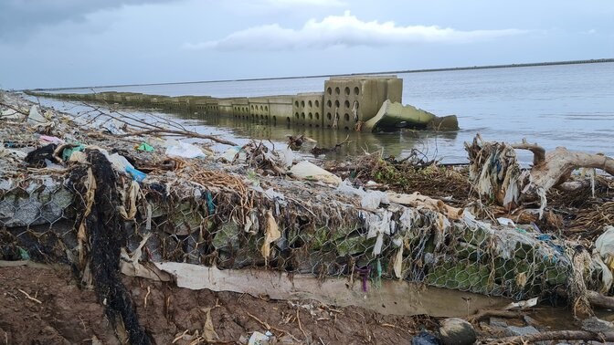 Ca Mau ba mat giap bien nen thuong xuyen xay ra sat lo dat. Anh: Nhat Ho