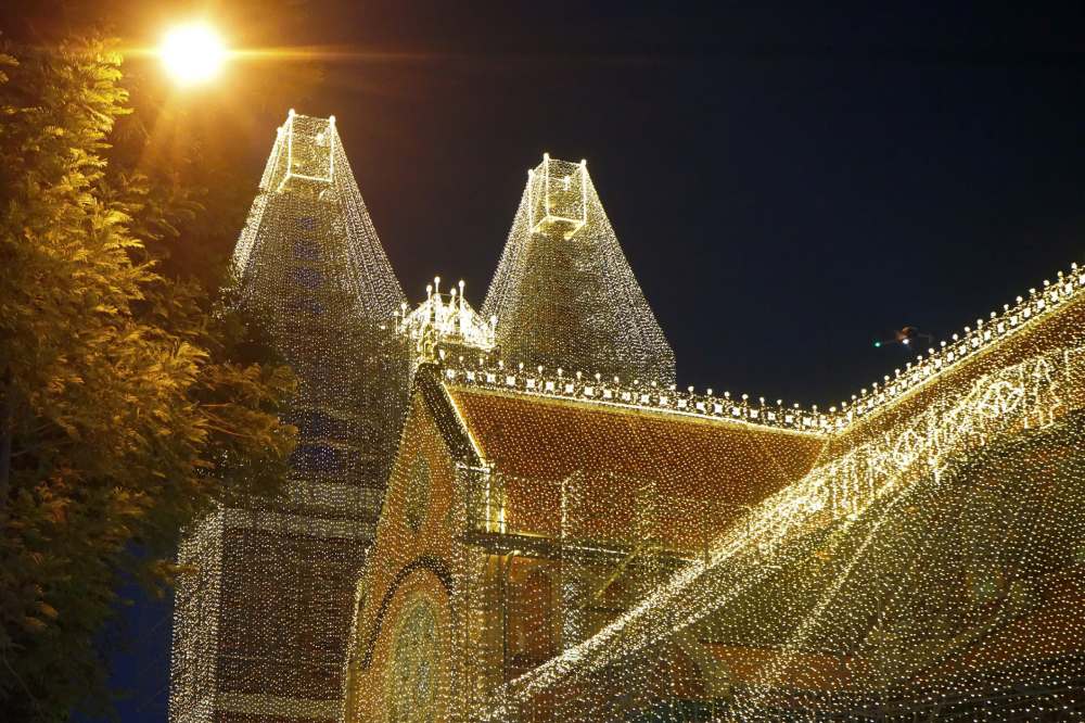Tai nha tho Duc Ba khoac len minh ve dep lung linh voi muon sac den ruc ro. Anh sang hoa quyen cung kien truc co kinh thu hut dong dao nguoi dan va du khach dung chan chiem nguong tu dau thang 12. Anh: Thai Bao.