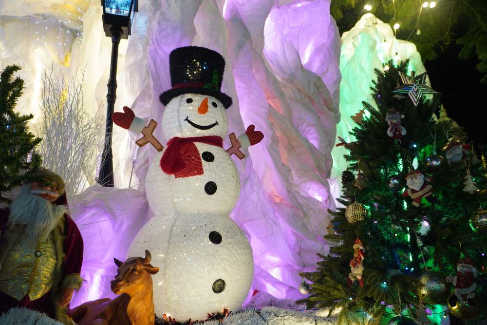 Nhung tieu canh quen thuoc nhu nguoi tuyet, ong gia Noel cung duoc Nha tho Binh An trang tri de du khach tham quan. Anh: Mai Anh.