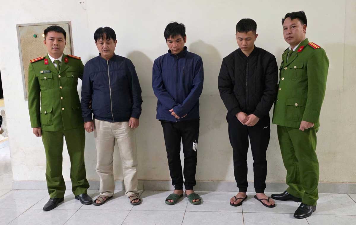 Các đối tượng tại cơ quan công an. Ảnh: Công an tỉnh Hưng Yên