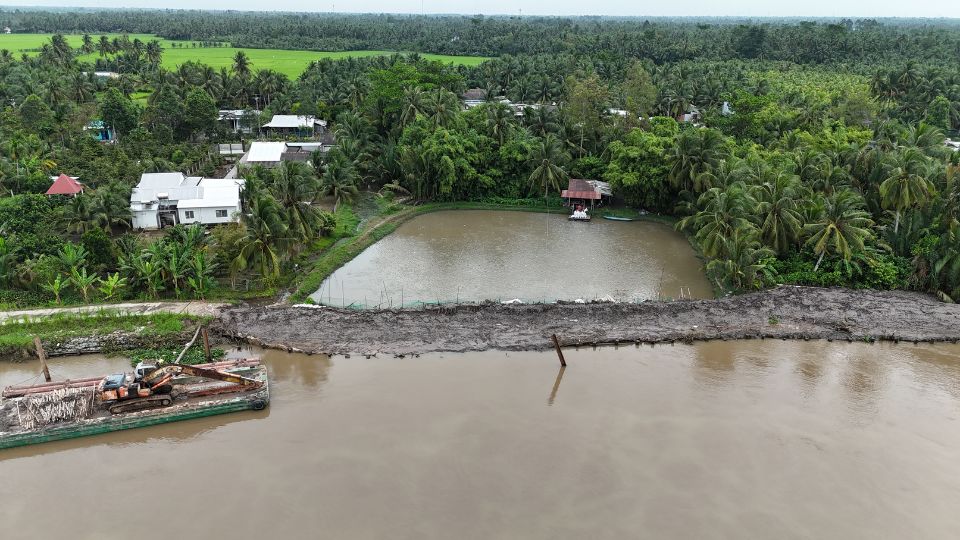 The riverside dykes have been invested with more than VND1,000 billion to prevent landslides, protect houses, gardens and livelihoods for people. Photo: Hoang Loc