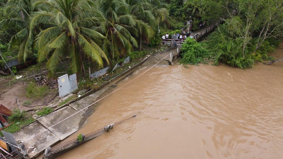Tinh trang sat lo bo song Giao Hoa nhin tu tren cao. Anh: Hoang Loc