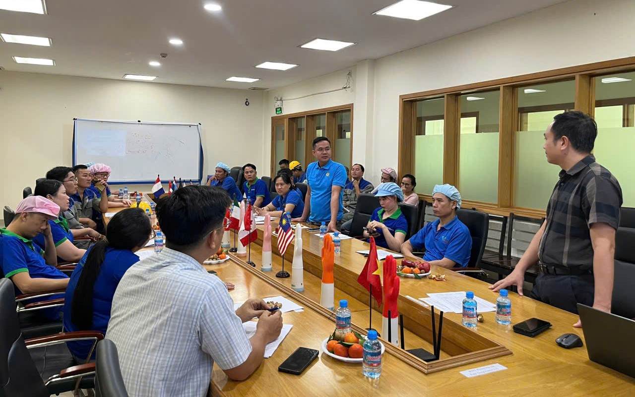 Lanh dao cong ty da giai dap nhieu van de lien quan den moi truong lam viec, luong, thuong Tet cho nguoi lao dong. Anh: CDCS cung cap