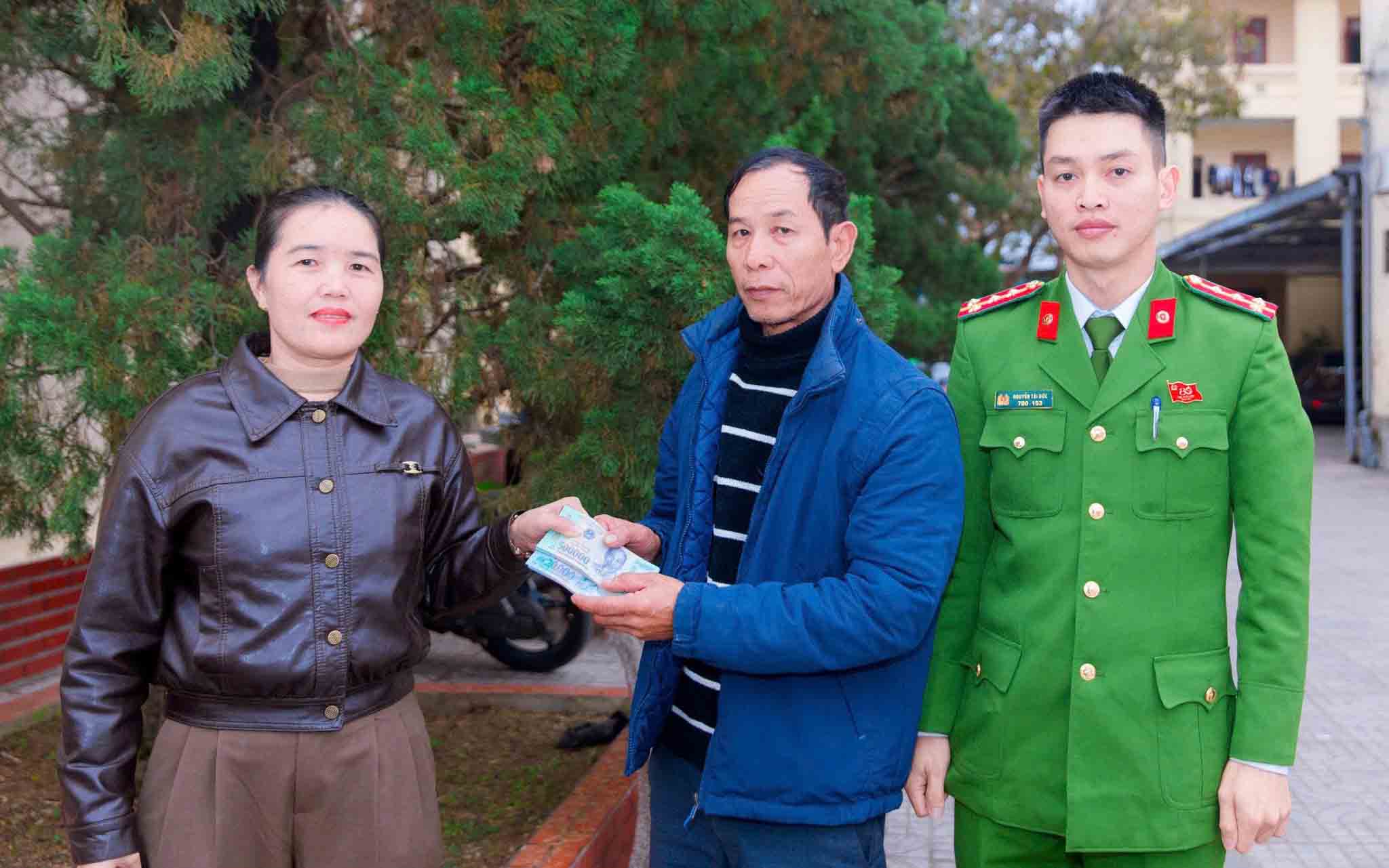 La Sra. Dong devolvio el dinero al Sr. Cuong. Foto: Policia de Huong Son.