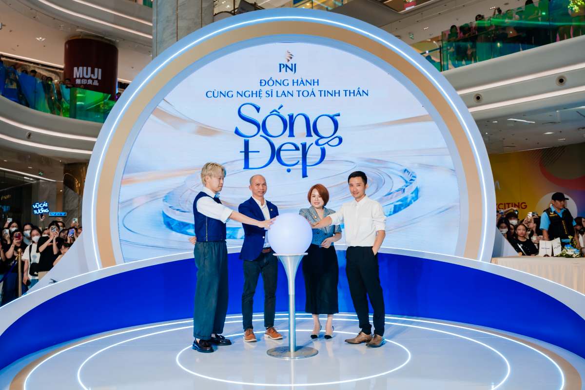 Representatives of PNJ and strategic partners accompany to spread the spirit of "living beautifully". Photo: PNJ