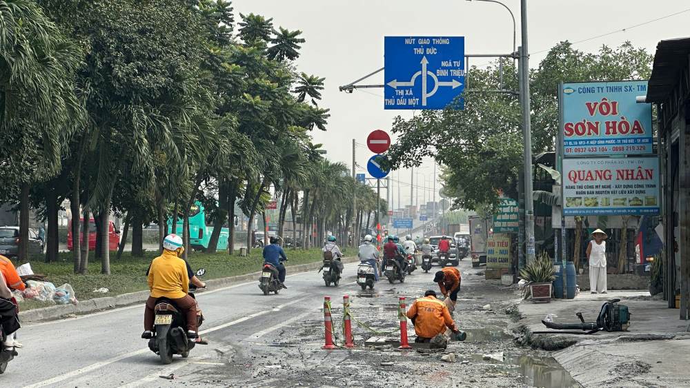 Song song voi cong tac thu tai tren cau chinh, tai hai dau cau, don vi thi cong huy dong may moc tien hanh tham nhua duong dan, dam bao ket noi em thuan ngay khi thong xe.