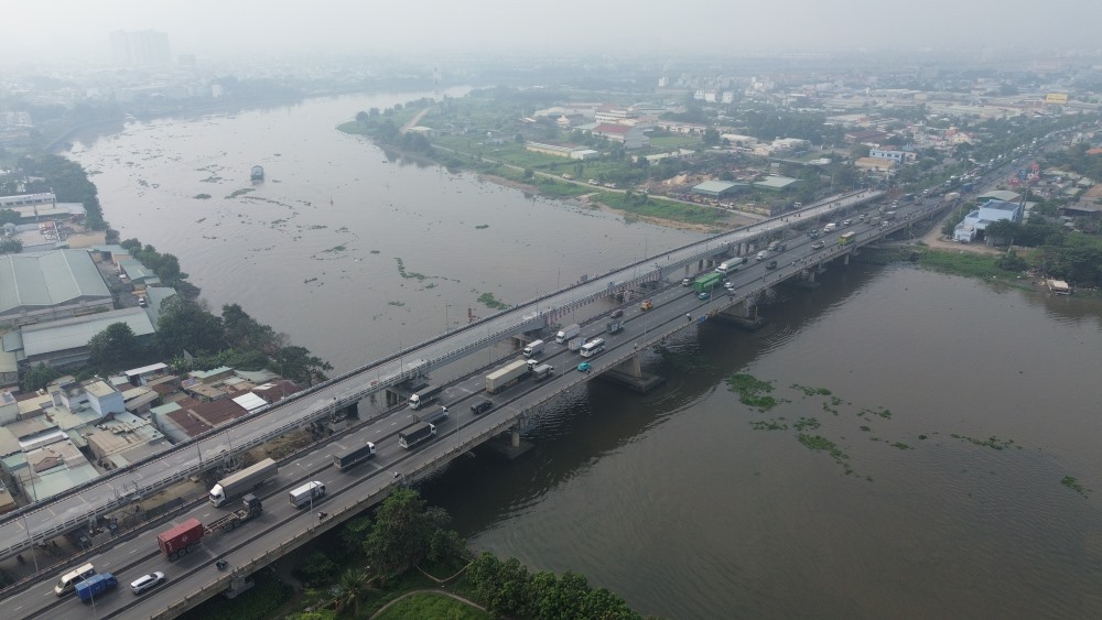 Cau Binh Phuoc 1 sau khi duoc nang tinh khong len 7m se thao go “nut that” giao thong thuy tren song Sai Gon. Ảnh: Anh Tu