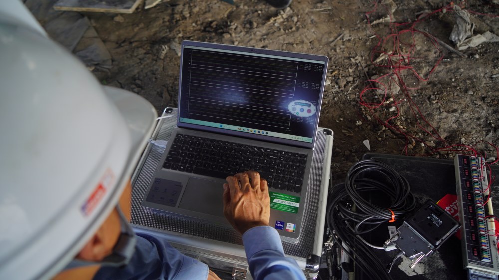 O giai doan thu tai trong dong, mot chiec xe tai duoc yeu cau tien lui nhieu lan qua vi tri khe co gian. Trong qua trinh nay, may do gan tren mat cau se ghi nhan muc do rung chan roi truyen ve may tinh.