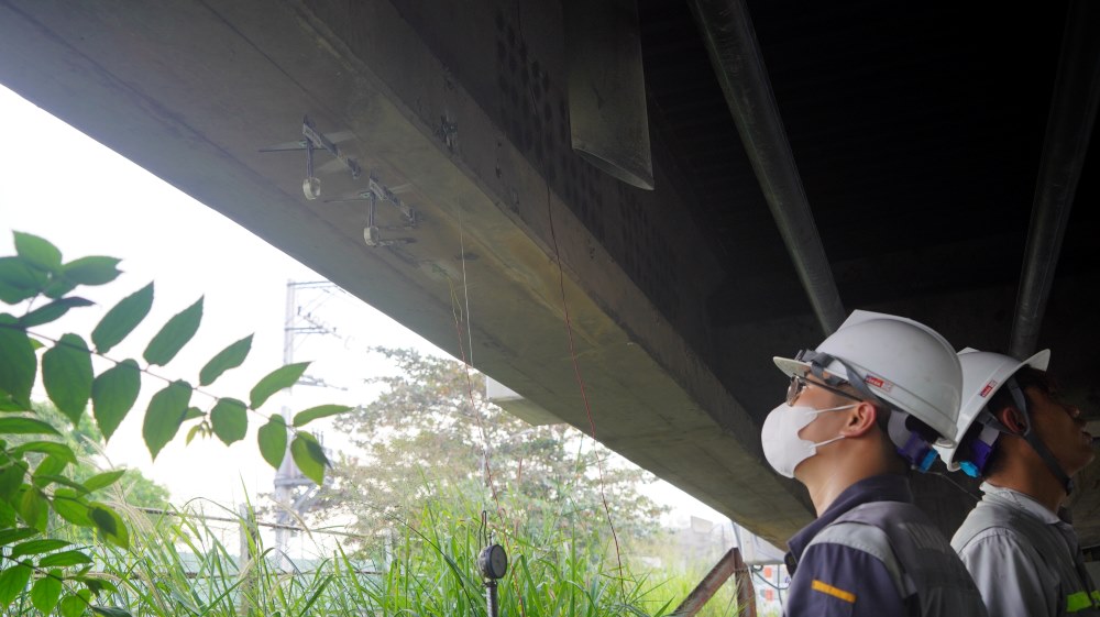 Cong nhan gan cac cam bien truoc gio thu tai. Ảnh: Anh Tu