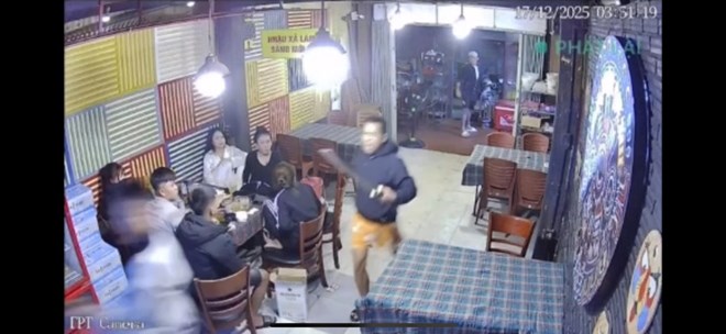 Camera ghi lại cảnh đối tượng dùng hung khí xông vào quán chém người gây thương vong. Ảnh cắt từ clip
