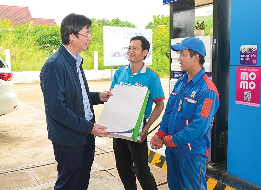 Comrade Nguyen Manh Kha, Vice President in charge of Petrovietnam Trade Union, visited and presented gifts to Petrovietnam workers working in Khanh Hoa. Photo: Hien Khanh.