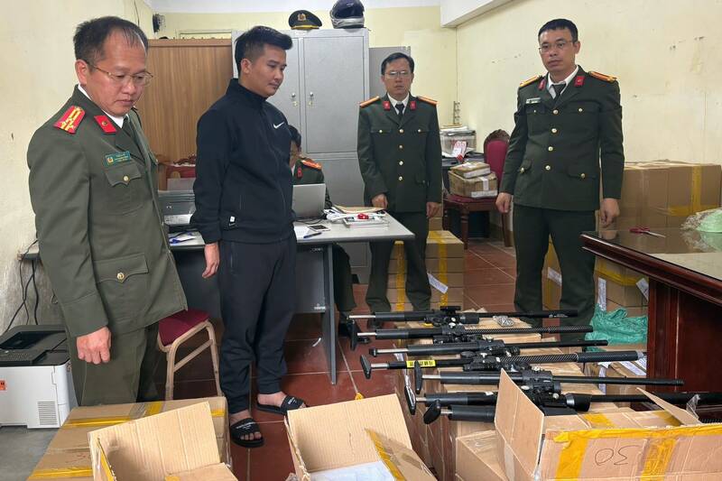 Đối tượng Vi Văn Duy cùng tang vật. Ảnh: Công an tỉnh Sơn La