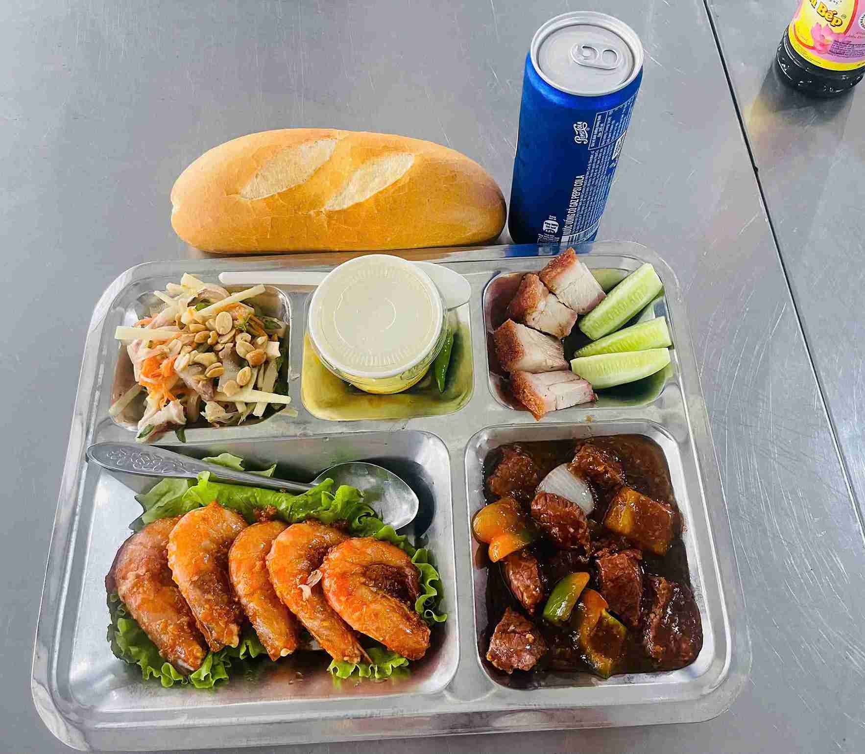 Suat an tai bua com cong doan danh cho nguoi lao dong. Anh: Cong ty cung cap 