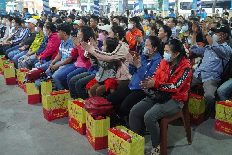 Cac cong nhan lao dong duoc tang ve xe cua chuong trinh “Chuyen xe mua Xuan” ve que don tet At Ty  nam 2025. 