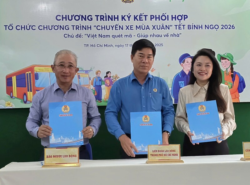 Representatives of the units coordinated to sign the "Spring Bus trip" program to present 800 bus tickets to take workers home to celebrate Binh Ngo 2026 Lunar New Year. Photo: Nam Duong