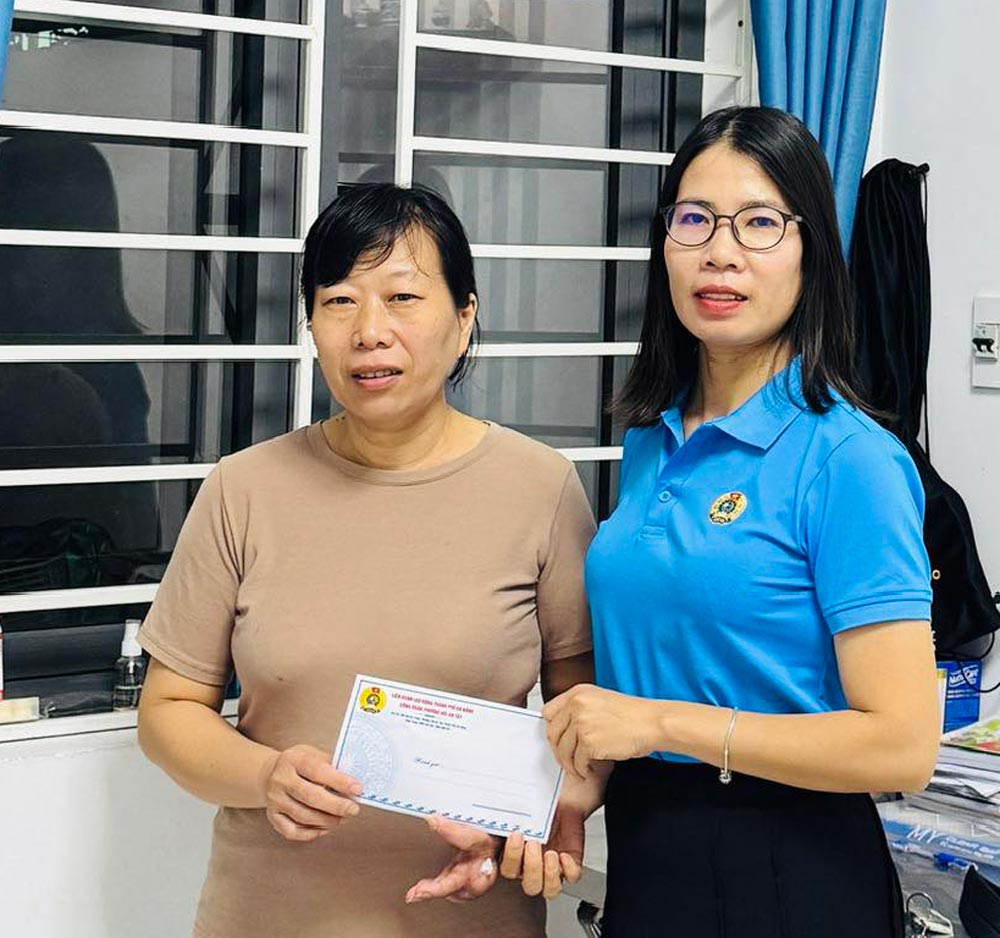 호이안떠이 노동조합이 노동 재해를 입은 조합원에게 지원금을 전달하고 있습니다. 사진: 다낭 노동조합.