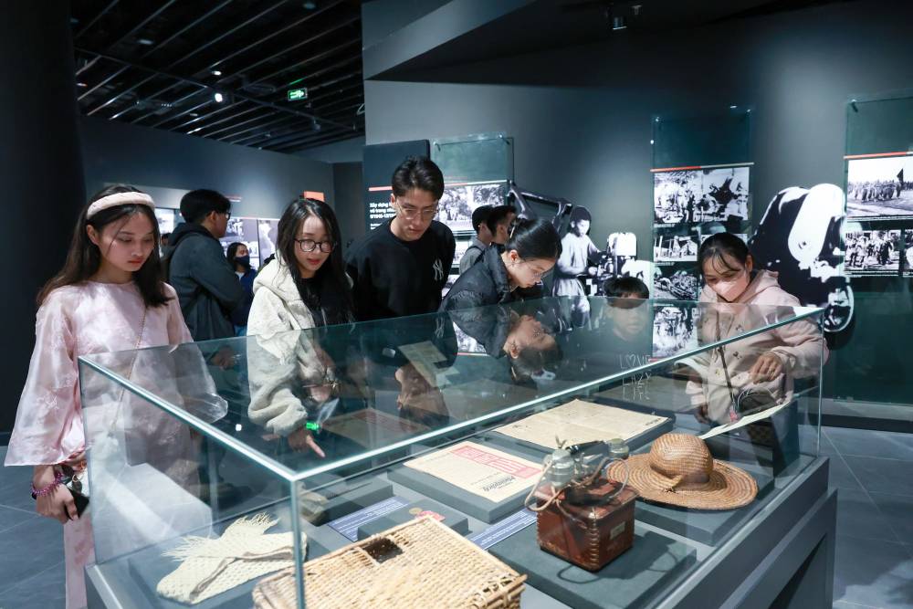 Los visitantes ven los artefactos expuestos en el Museo de Historia Militar de Vietnam. Foto: Hai Nguyen