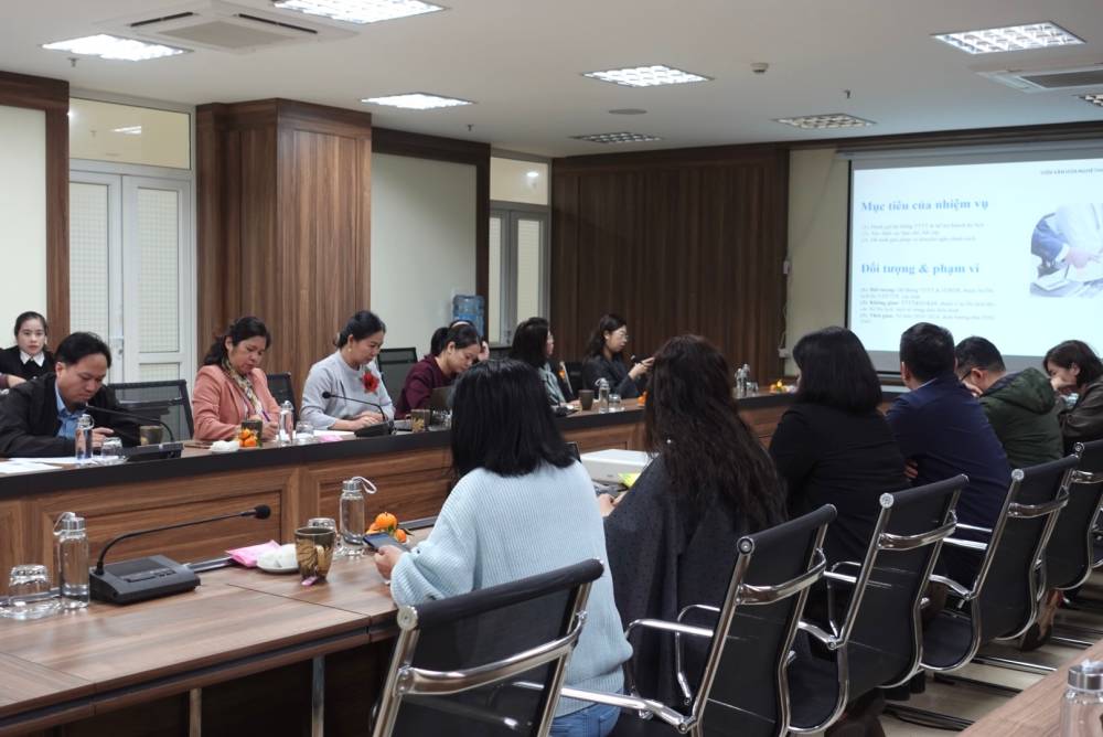 Cac dai bieu, khach moi cham chu theo doi Hoi thao. Anh: Tien Dung