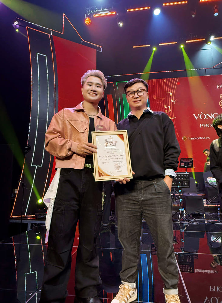 Thay Nguyen Duc Quang chuc mung A quan 