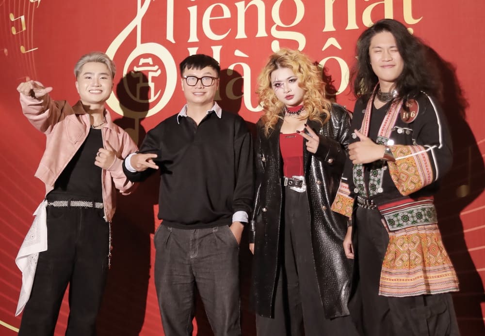 Vocal lecturer Nguyen Duc Quang and his students at the "Hanoi Singing Voice 2025" competition. Photo: Character provided