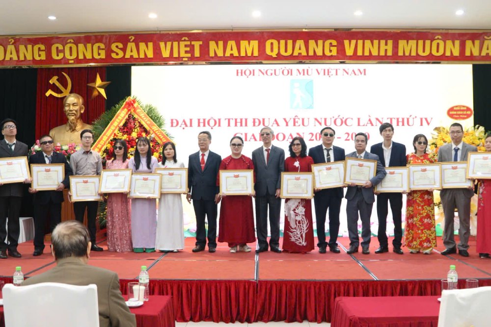 Cac ca nhan duoc tang Bang khen cua Trung uong Hoi Nguoi mu Viet Nam do co thanh tich tieu bieu trong phong trao thu dua yeu nuoc 5 nam qua. Anh: Quynh Chi 