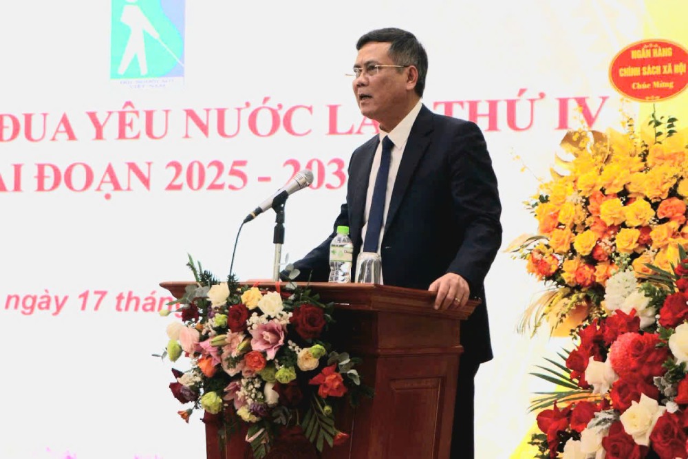 중앙 단체의 MTTQ 당위원회 부서기 Tran Thang은 2020-2025년 시각 장애인 협회의 애국적 경쟁 운동에서 성과를 인정했습니다. 사진: Quynh Chi