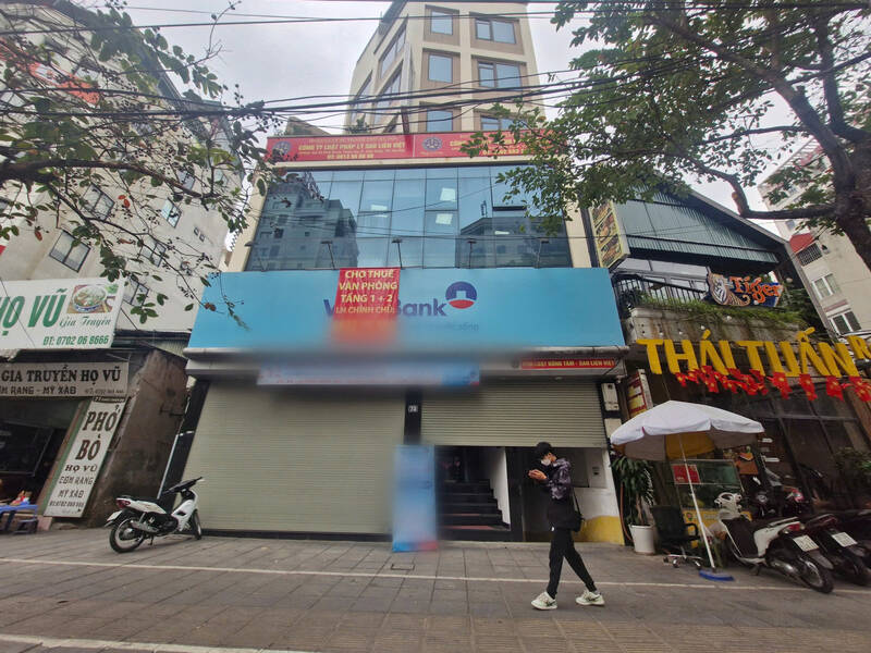 Many townhouses in Hanoi hang signs for rent at the end of the year. Photo: Thu Giang