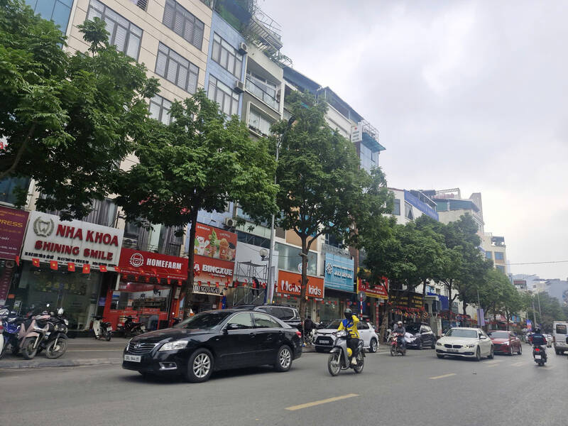 Nhieu mat bang kinh doanh o cac tuyen pho trung tam Ha Noi treo bien cho thue cuoi nam. Anh: Thu Giang