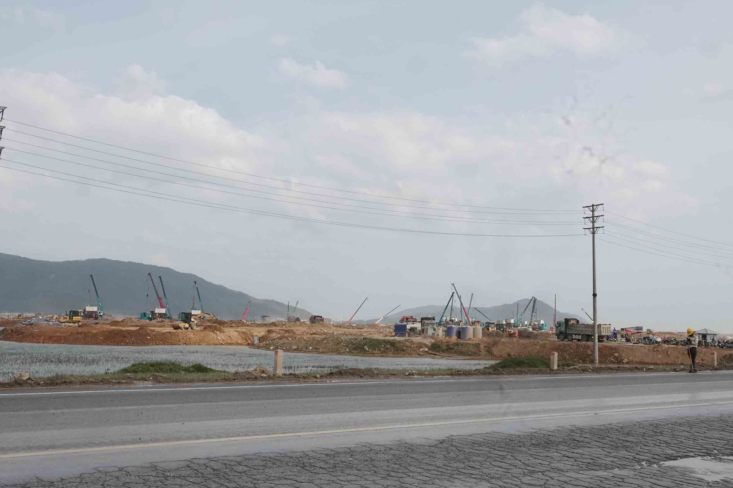 Nhiều dự án đang triển khai tại Hà Tĩnh nên nhu cầu về đất san lấp rất lớn. Ảnh: Trần Tuấn.