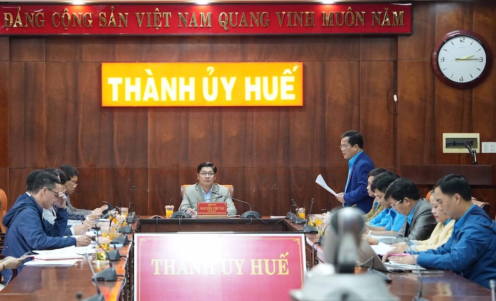 Le secretaire adjoint du Comite du Parti municipal et president du Comite du Front de la Patrie du Vietnam de la ville de Hue a preside une reunion de travail avec le Comite permanent de la Federation du travail de la ville pour approuver le contenu du XVIe Congres du syndicat de la ville de Hue. Photo : Syndicat de Hue