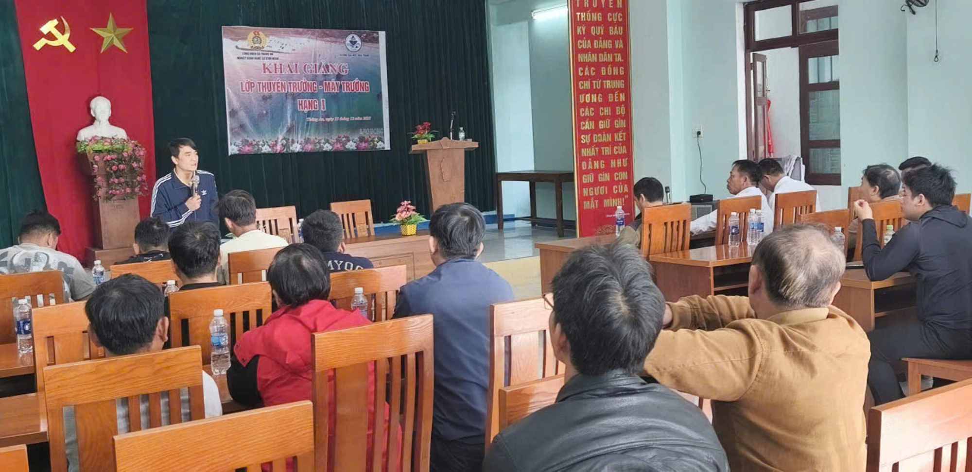 다낭 어업 노동조합원을 위한 선장 및 기관장 직무 연수 과정. 사진: Truong An