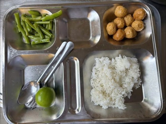 Trường học lên tiếng về hình ảnh suất ăn bán trú lan truyền trên mạng