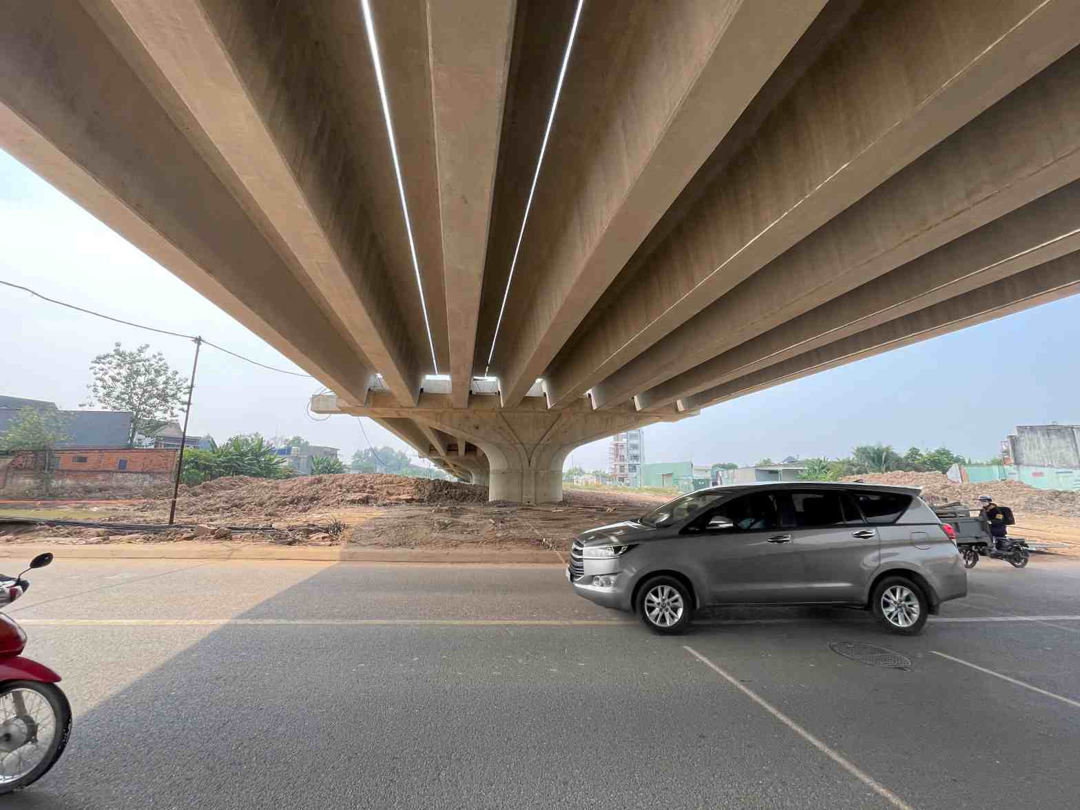 Nha thau da hoan thanh viec bac nhip cau vuot qua duong Cach Mang Thang 8. Anh: Dinh Trong