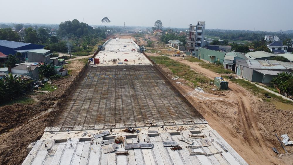 Sau khi bac nhip cau, cac don vi se do be tong mat cau. Anh: Dinh Trong