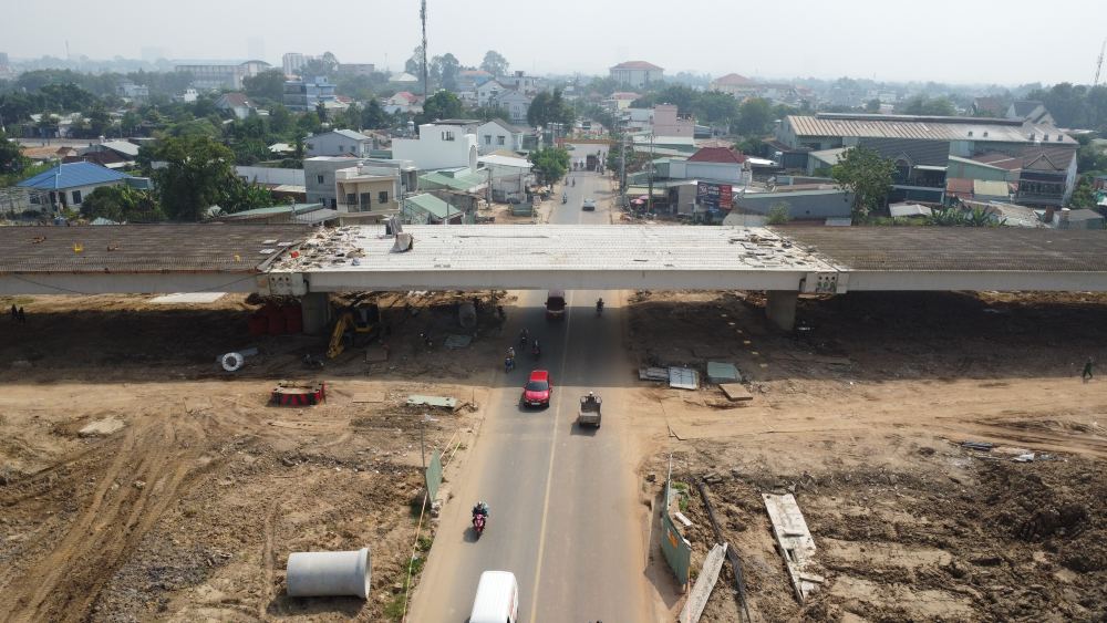 Overpass across Cach Mang Thang 8 Street, Thuan An Ward. Photo: Dinh Trong