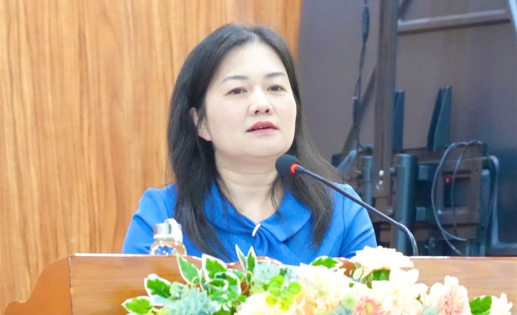 Pho Chu tich Uy ban Mat tran To quoc Viet Nam tinh Ca Mau Vo Thi Ngoc Han huong dan, giai dap thac mac tai hoi nghi.Anh: My Tran